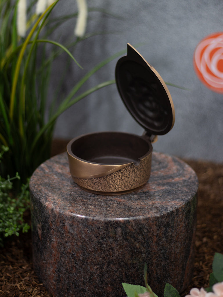 Weihkessel / Weihwasserbecken Bronze rund mit Blumenmotiv