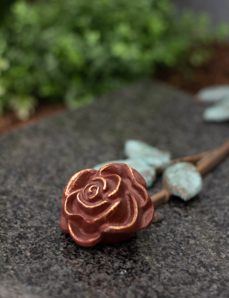 Rose Bronze groß mit farbiger Patinierung 37 cm