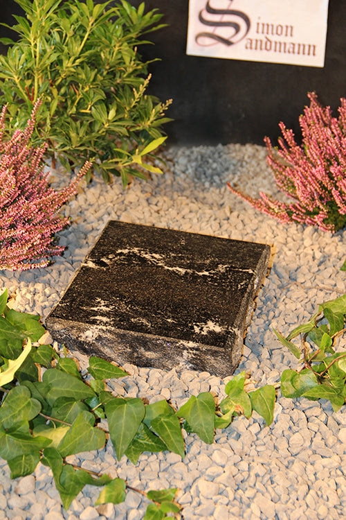 Grabplatte, Gedenktafel Granit dunkel bossiert