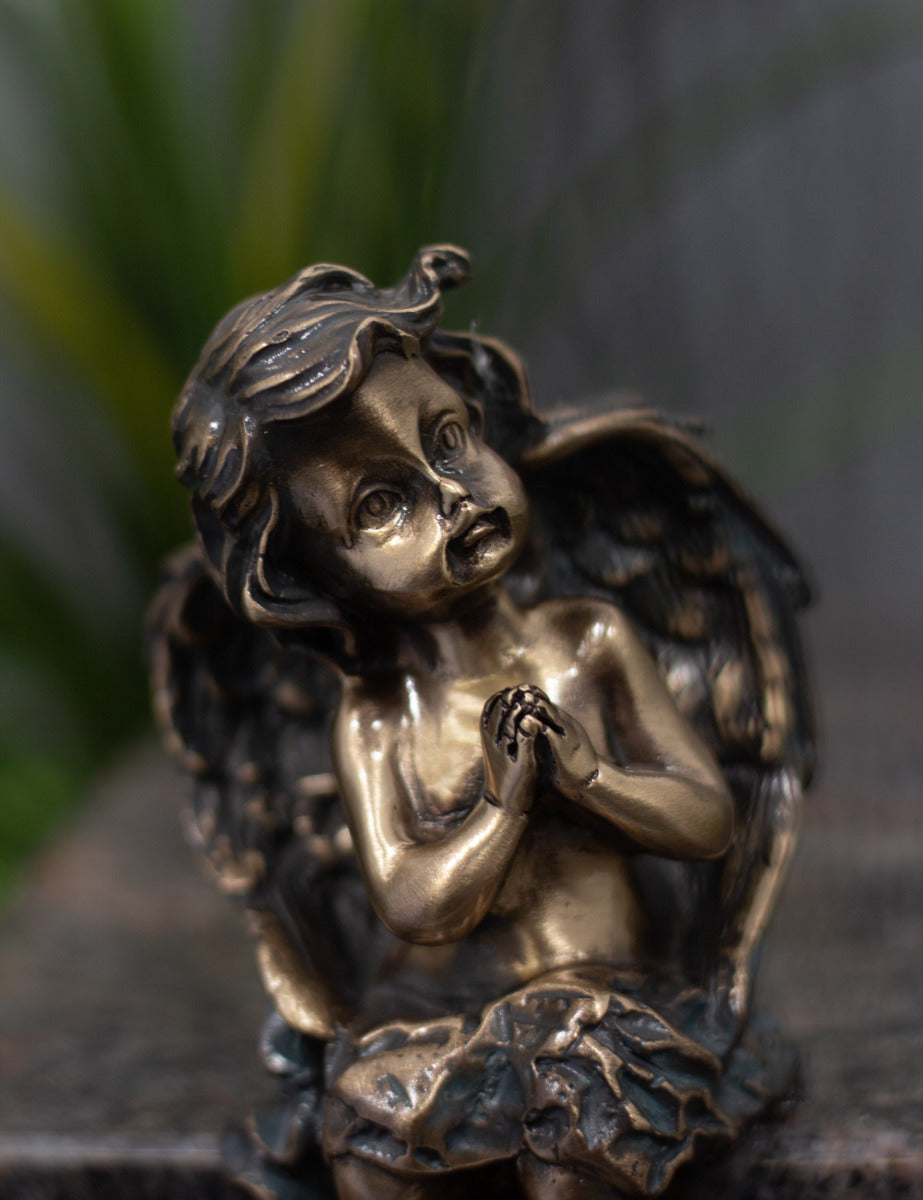Engel Bronze sitzend grün