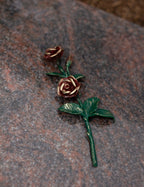 Rose Bronze grün mit roten Blüten