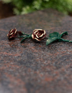 Rose Bronze grün mit roten Blüten