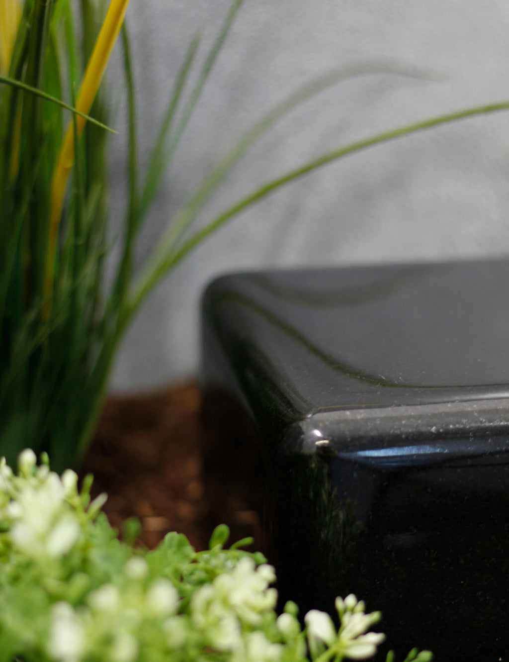 Sockel black eckig mit runder Fase klein