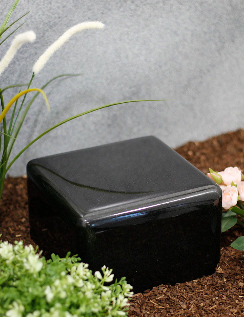 Sockel black eckig mit runder Fase klein