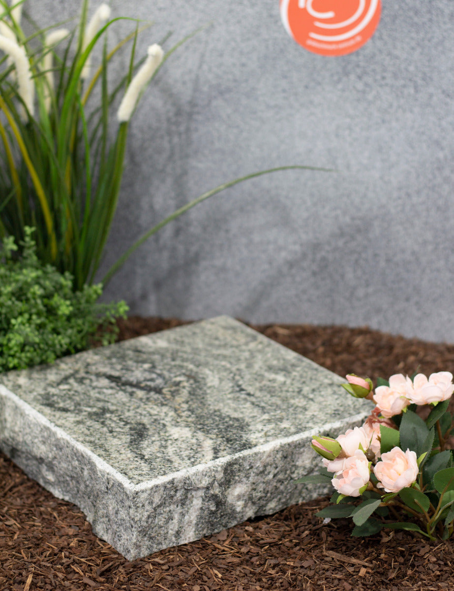 Grabplatte, Gedenktafel Granit hell marmoriert gemasert bossiert