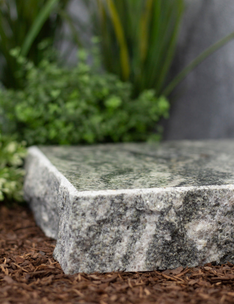 Grabplatte, Gedenktafel Granit hell marmoriert gemasert bossiert