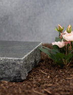 Grabplatte, Gedenktafel Granit grünlich bossiert