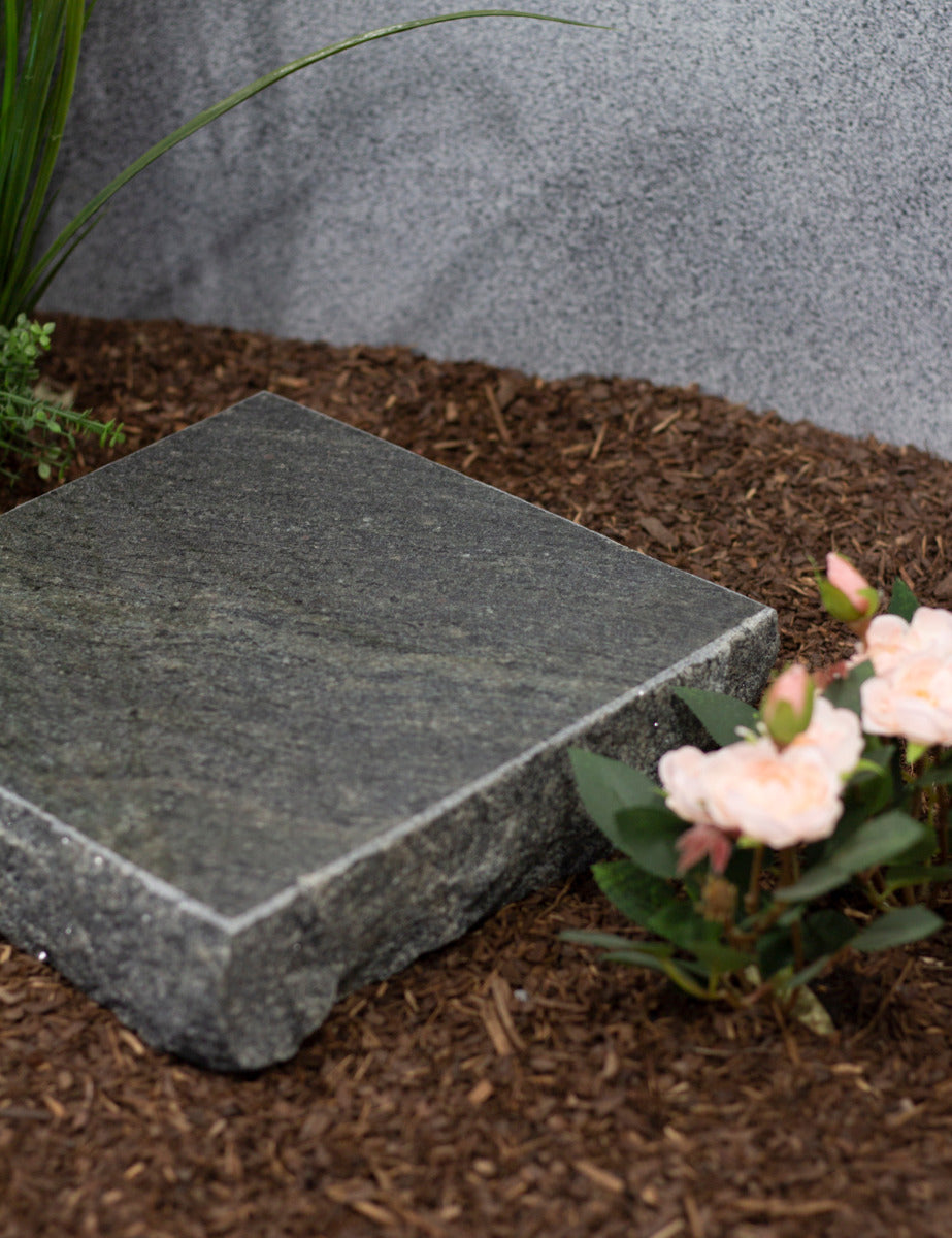 Grabplatte, Gedenktafel Granit grünlich bossiert