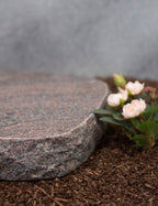 Grabplatte, Gedenktafel Granit Paradiso abgerundet bossiert