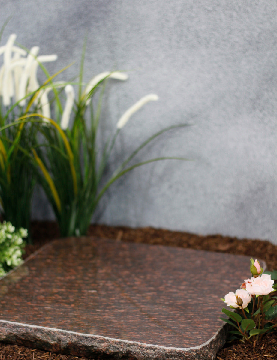 Grabplatte, Gedenktafel Granit Star Ruby abgerundet bossiert
