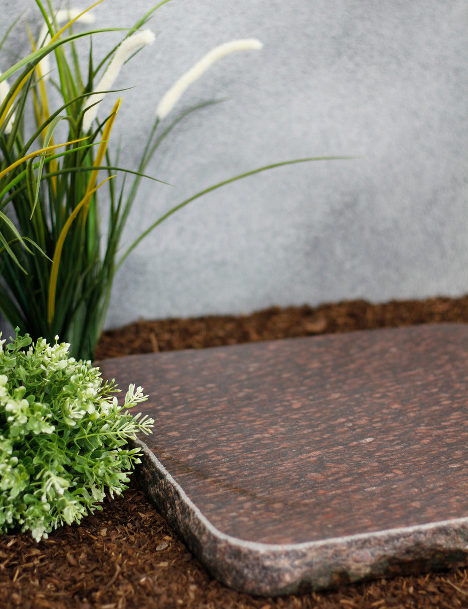 Grabplatte, Gedenktafel Granit Star Ruby abgerundet bossiert
