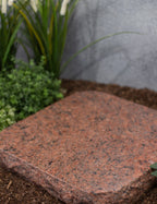 Grabplatte, Gedenktafel Granit Vanga abgerundet bossiert