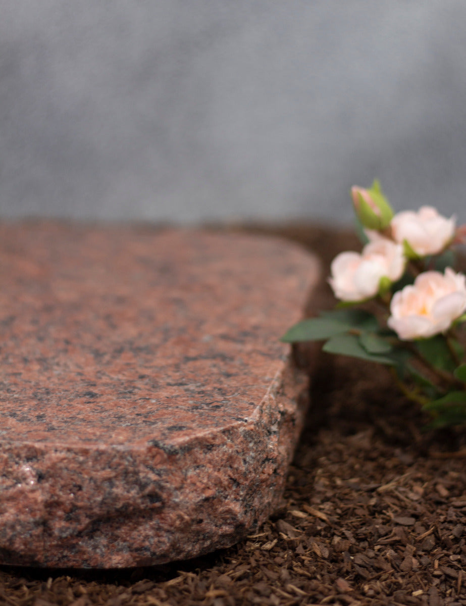 Grabplatte, Gedenktafel Granit Vanga abgerundet bossiert
