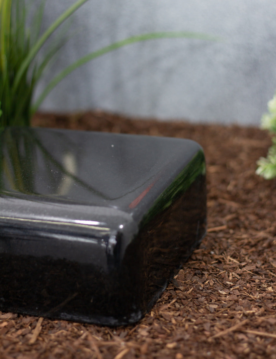 Sockel black eckig mit runder Fase klein