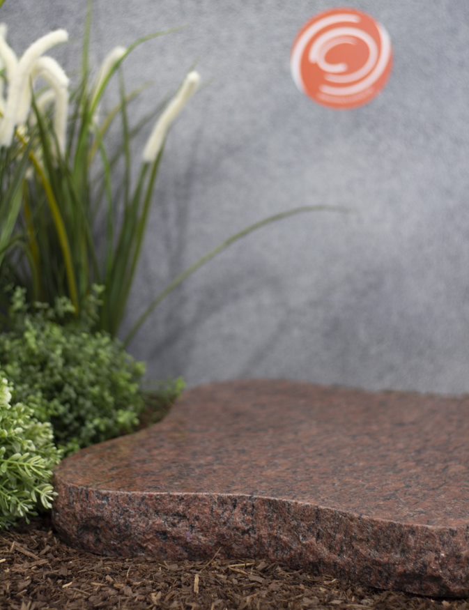 Grabplatte, Gedenktafel Granit Vanga Schmetterlingform bossiert