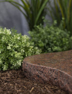 Grabplatte, Gedenktafel Granit Vanga Schmetterlingform bossiert